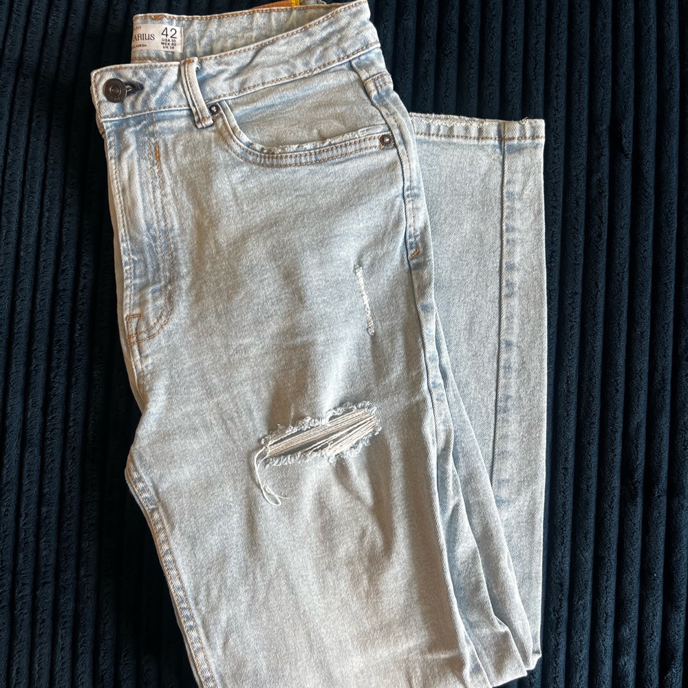 Stradivarius Slim Fit Mom Jeans - Light Blue Wash